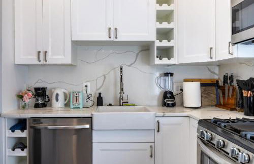 Charming 2BR Townhouse with Patio & Parking in DC - Foto 27