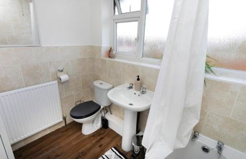 Cosy 4-BDR Family-Friendly House in North Hykeham, with High Speed Free WiFi, Secure Parking, Sleeps Up to 7, Long-Term Stays Allowed! - Foto 25