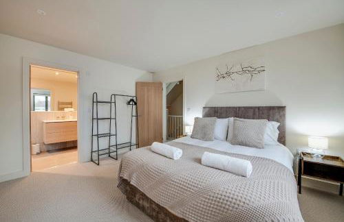 Spacious 5BR Home Near New Forest & Coast - Parking - Sleeps 10 - Photo 37