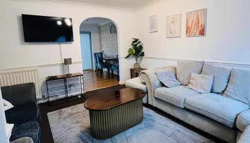 Olive, 3Bedrooms,1 extra Rm, Sleeps 9 with Garden, Free Parking in Grays, Lakeside, London - Foto 2
