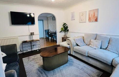 Olive, 3Bedrooms,1 extra Rm, Sleeps 9 with Garden, Free Parking in Grays, Lakeside, London - Foto 2