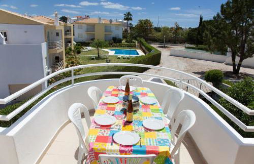 Os Apartamentos A Ramos na Praia da Galé Estão inserido em Condomínio com PISCINA, Fica apenas a 350 Metros da Praia da Galé - Apartamentos com Ar Condicionado tanto nos Quartos como na Sala, Smart TV com Prime Vídeo e Cozinha Completa - Foto 29