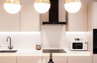 The Abbey Apartment - 1BR Apt with Dedicated Workspace, Fast Wifi & Stylish Kitchen Island & Free Secure Underground Parking - Foto 17