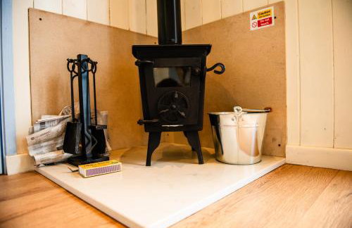 Cosy Shepherd's Hut with Hot Tub - Foto 8