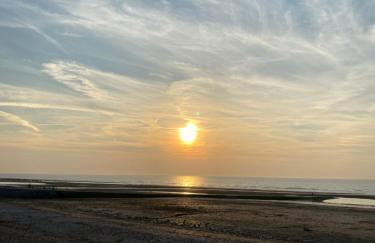 Appartement 5 personnes 65m2 avec balcon, vues partielles mer, 150m de la plage et centre, wifi et parking privé - Photo 21