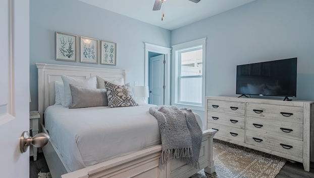 Pet Friendly + Private Pool; Amazing Fenced Backyard, 5 Min Walk to Beach! - Foto 4, Habitación