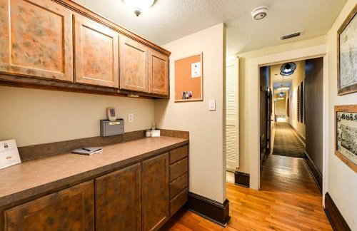 Western-Themed Decatur Studio on Main Street! - Foto 27