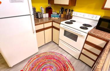 Stylish 2BR Condo Near Beach, Large Pool & Patio, Pet Friendly - Foto 13