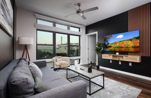 Modern 2BR Getaway-w Parkng, Near Rvrwlk&Conv Ctr - Foto 1