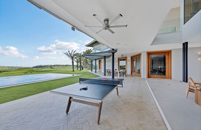 Modern 7BR Villa w Stunning Views of Golf Course - Photo 4