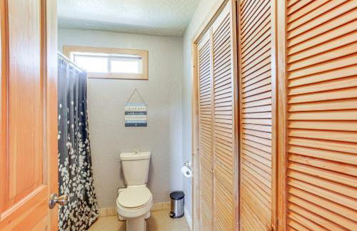 Less Than 1 Mi to Lake Almanor Home with Furnished Decks! - Foto 11