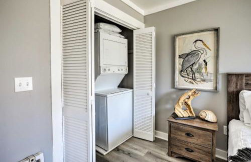 Walk to Surfside Beach Studio with Covered Balcony - Foto 16