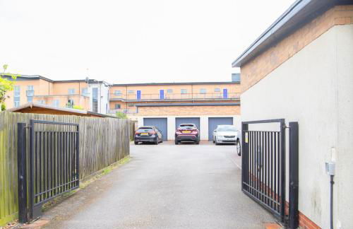 Lavish 4-Bedrooms with Modern Home Features - Guest 8 - Hi-Speed Wi-Fi - Luxury Garden - Private Ample Parking - Foto 10