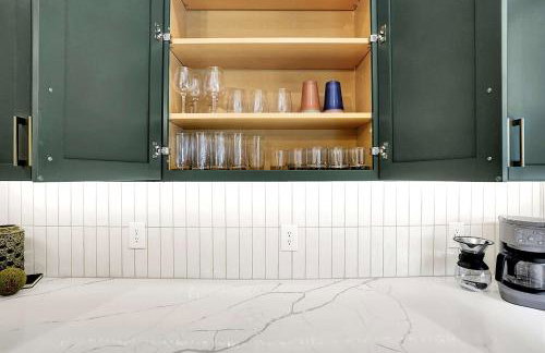 Luxury Townhouse with Fireplace Rooftop Deck Close to Downtown-Family Friendly - Foto 16