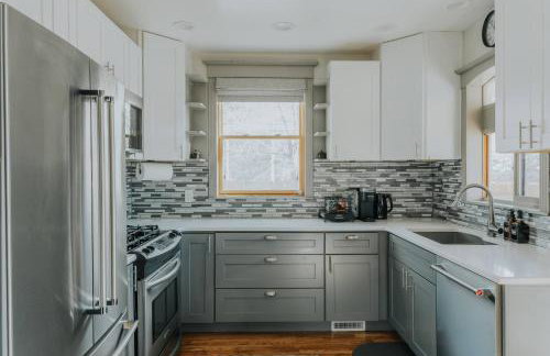 Spacious Downtown Family with Large Patio, Hot Tub, Fire Pit, by Forest & Peak Retreats - Foto 21