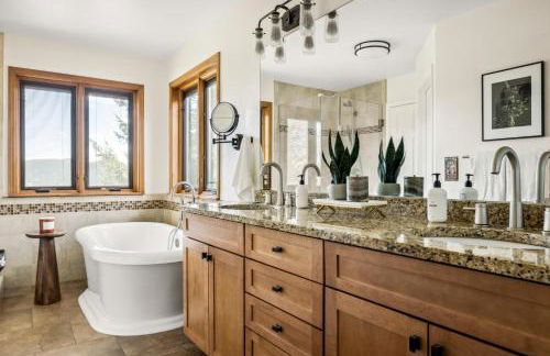 Hot Tub - Scenic Views - Spacious Deck - Game Room - Foto 4