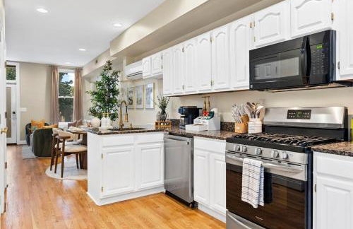 Luxury DC Rowhouse with Rooftop Firepit & Private Hot Tub- Near U Street & Logan Circle - Foto 26