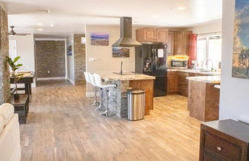 Lux Private Home - Pool, Billiards, 8 Smart TVs, Board Games, Cotton Bedding - The Stone Sanctuary at McCullough Hills Trailhead - Foto 7