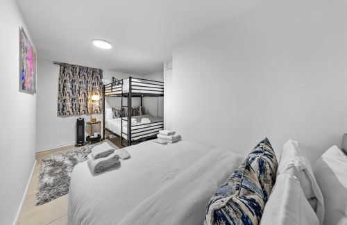 New Modern Hybrid 4 Bedrooms 7 Bed apartment 12 guest capacity - Foto 41