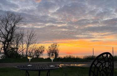 Beachfront Haven - Sunset Views - Hot Tub - BBQ - Family Friendly - Foto 3