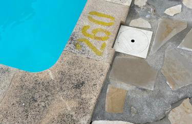Aux pieds des plages, du port, de la piste cyclable et des commerces de proximité, un studio au dernier étage avec une vue panoramique sur le Bassin d'Arcachon, entièrement rénové, dans une résidence avec piscine - Foto 8