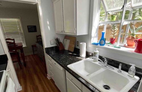 3 Bedroom Cozy Cottage with fenced in backyard and hot tub 4 miles to the beach - Foto 14