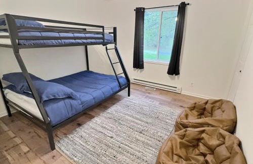 The Sawyer Hideaway - 3BR 2B with Hot Tub & Fire Pit - 5 mins to beach - Photo 22