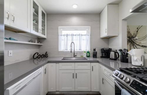 Spacious Disneyland 5 Bedroom 4 Bath House with Game Room - Photo 20