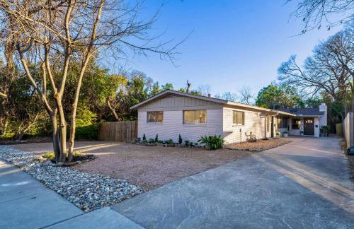 1 Mi to Campus! Creekside Austin Home with Game Room - Foto 25