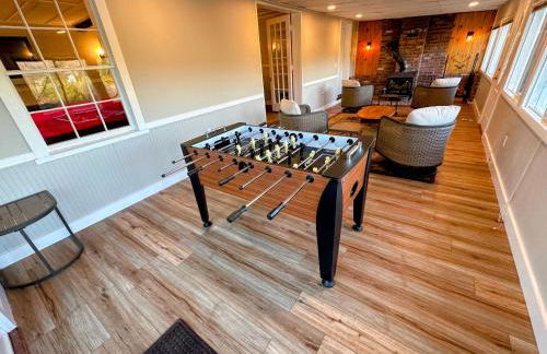 Renovated farmhouse on snowmobile trail with firepit & mountain views, 10 min from Bretton Woods! - Foto 9