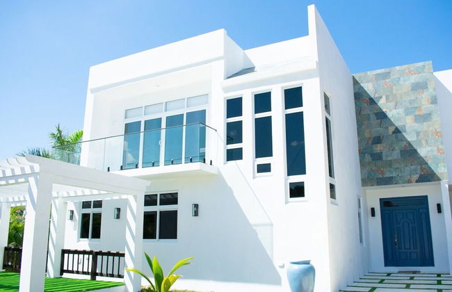 The W Villa 5 B R Oceanfront w Staff - Photo 2