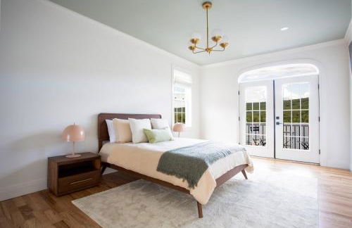 Lakeview Villa with Private Hot Tub, Firepit & Spacious Decks with Breathtaking Cliff Views - Foto 25