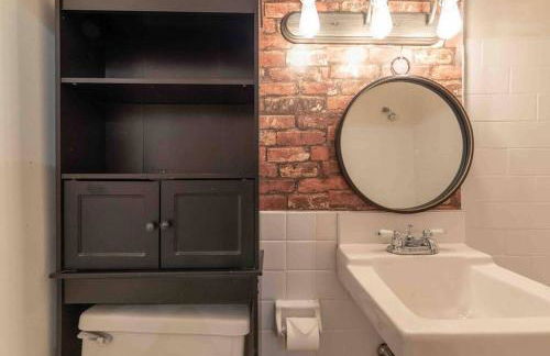 1918 Duplex with Character City Center - Foto 13