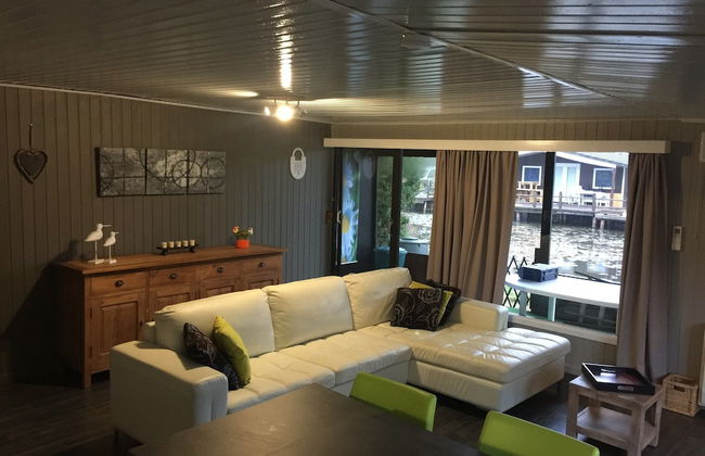 Modern Waterfront Chalet - Photo 1