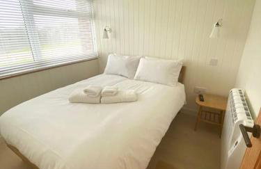 Beautifully appointed 2 storey chalet with access to outdoor swimming pool - 5 minute stroll to miles of sandy beach - Near to the Norfolk Broads & Great Yarmouth - Foto 9