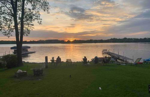 Lake Cabin; Renovated, Flat Lot, Dock, Sandy Beach, Many Games and Lake Toys! - Foto 48