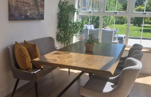 South Coast New Forest Holiday Home-4 Bed-Sleeps 8-Spacious-Parking-EV Dock-Large Garden-Playground-Great for Families-Groups-Professionals - Foto 7