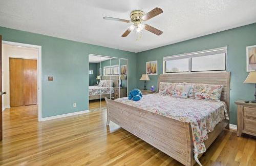 Waterfront home with pool and gameroom! - Foto 15