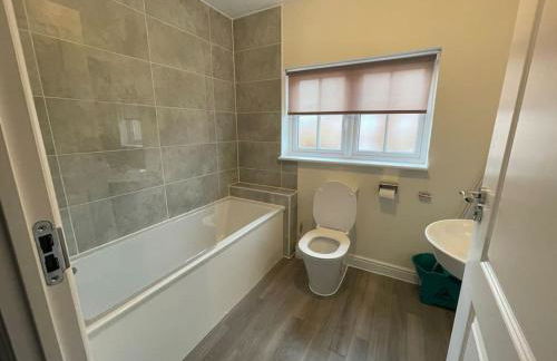 MODERN 4 BEDROOM HOUSE WITH GARDEN & PARKING - Foto 16