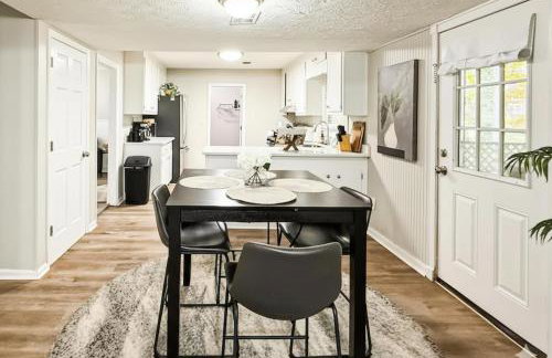 King Bed! Soaking tub! Fenced Yard w Screen Patio - Foto 26