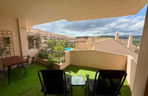 Gorgeous 2 bed Duquesa apartment, 2 pools, easy parking and 2 large balconies, 1 with stunning views - Foto 16