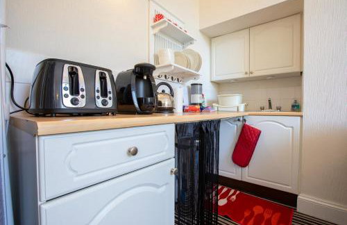 Cosy Flat in Victorian Villa- Parking & Garden - Photo 13