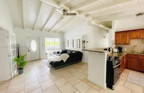 Tropical Oasis House Private Pool Family Yard - Photo 9