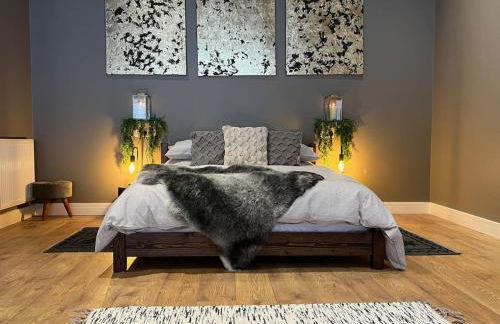 Quirky, Luxury Hideaway - Photo 18