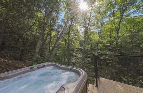 Cozy Luxury Cabin w Hot Tub, Fire Pit, King Bed - Foto 13