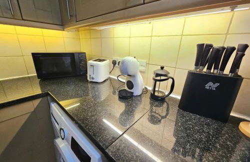 Spacious & Cosy 2 Bedroom Home plus 2 Sofa-beds with Private Entrance and Back Patio, 3 min walk to Earl's Court Station - Photo 9