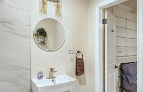 Cozy 2B1B Guest House with Private Entrance and Parking - Foto 35