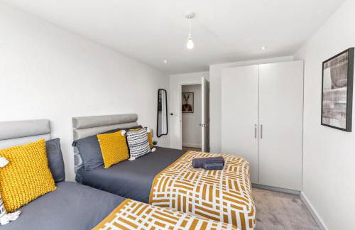 Luxury 3BR Apt Sleeps 10, Wembley & Park Views - Photo 16