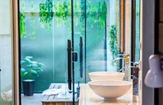 Tiny House com Banheira Privativa, Deck no Jardim com Rede Suspensa sobre o Riacho e Lareira Externa em Meio à Natureza - Photo 17