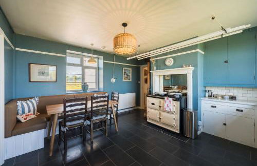 Cliff Top - Panoramic Sea Views with Spa & Hot Tub - Photo 17